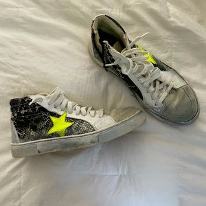Steve Madden sneakers barely worn (not dirty they are made to look worn)